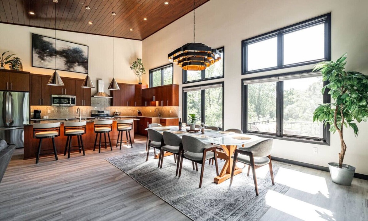 Okauchee Lake House | Spacious Modern Build, 4 BD/4 BA, Near Downtown and Hwy