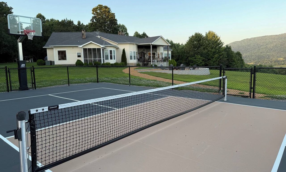 Dunlap House | Spacious Mountain Home: Pickleball, King Beds, Lg Kitchen, Arcade,Hiking, Remote