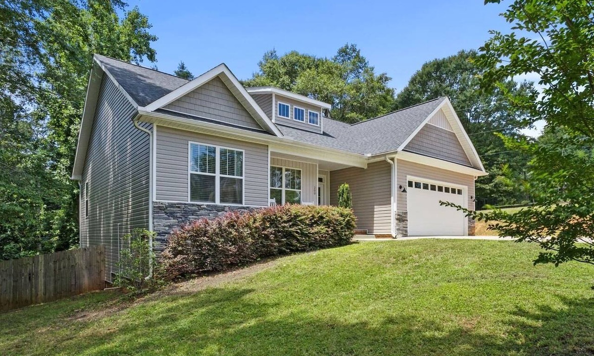 Berea House | Spacious Pet Friendly Home GVL, Fenced Yard