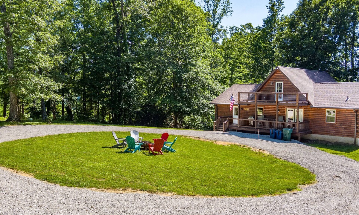 Albany Cabin | Spacious Retreat on Dale Hollow! Walking distance to Safe Harbor Wisdom Dock.