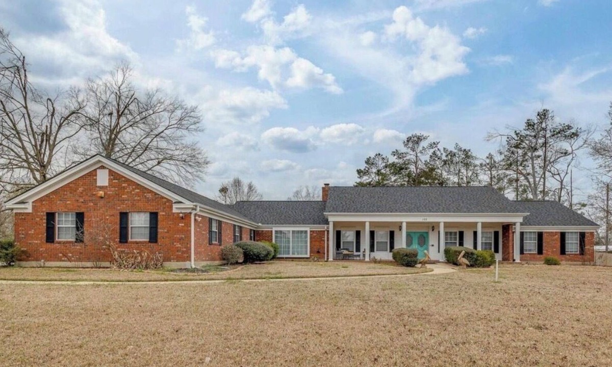 West Monroe House | Spacious Retreat with room for large groups! 2 living areas and a large kitchen.