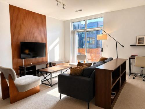 Historic Third Ward Apartment | Spacious Third Ward Apt Near Summerfest with Balcony - Sleeps 4