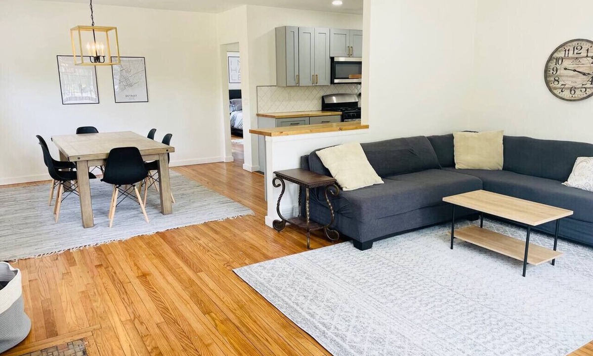 Detroit House | Spacious & Updated Home for Groups & Families