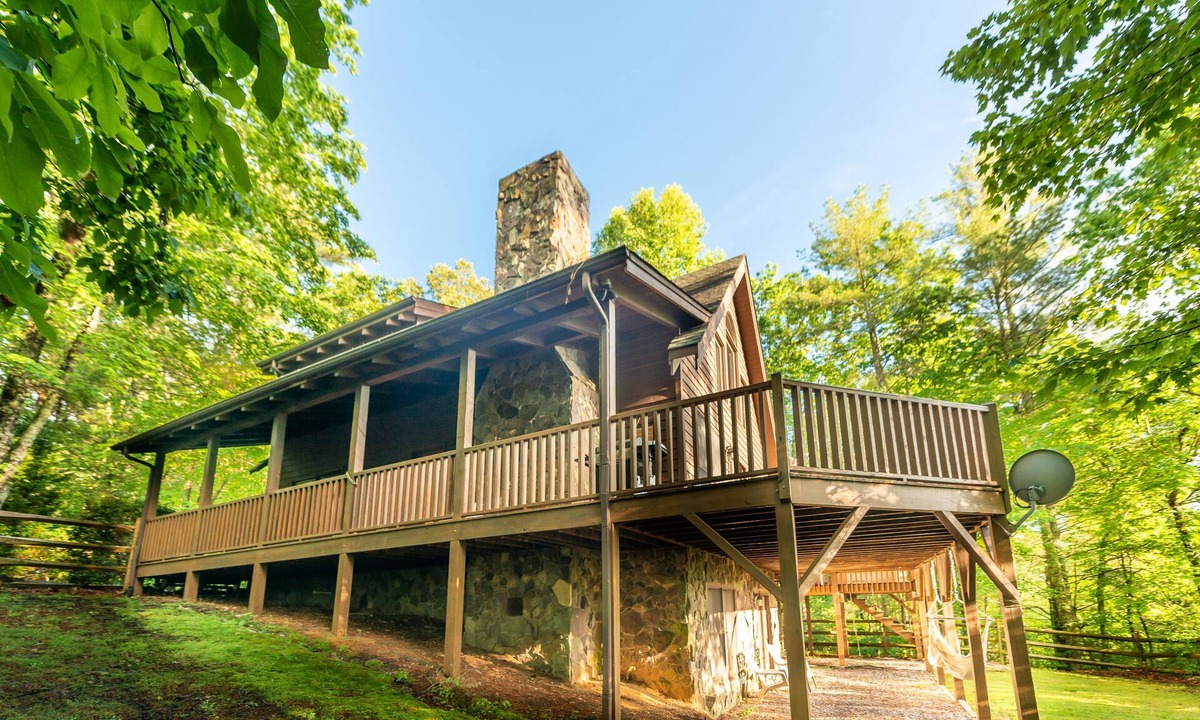 Ferguson Cabin | Spacious Wooden Cabin, WiFi, Hot Tub, Close to Walking Trails, Fireplace