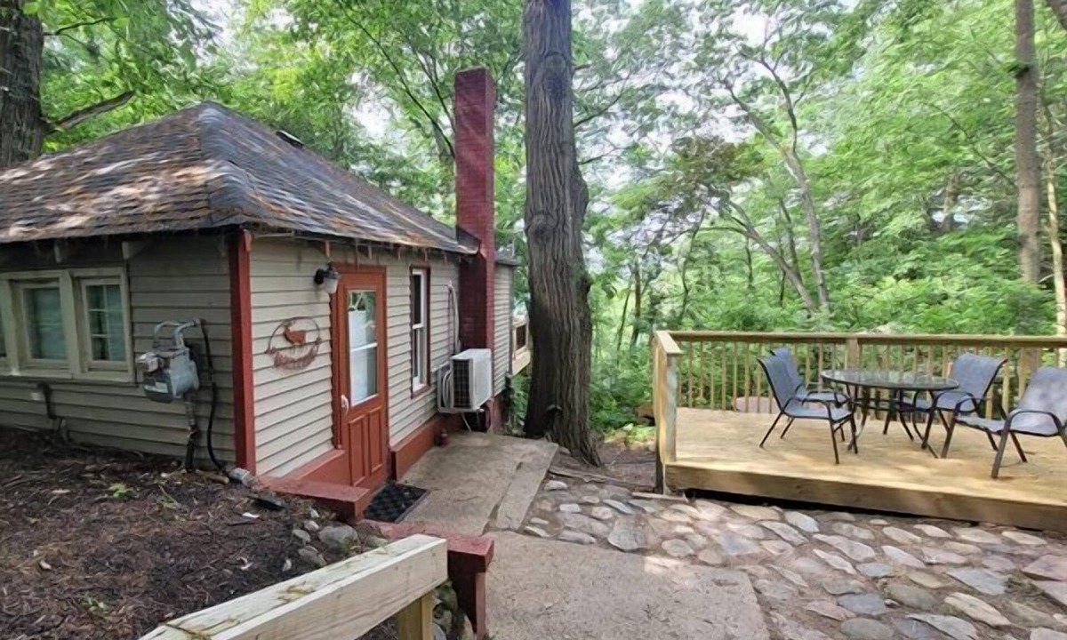 Solon Township Cottage | Sparta Hillside Cabin Hot tub Wi-Fi Dog Friendly