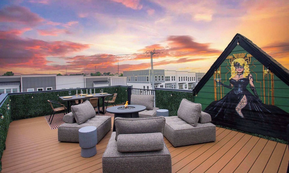 Nashville House | Speakeasy Glamour: Rooftop, Hot Tub + Dolly Mural