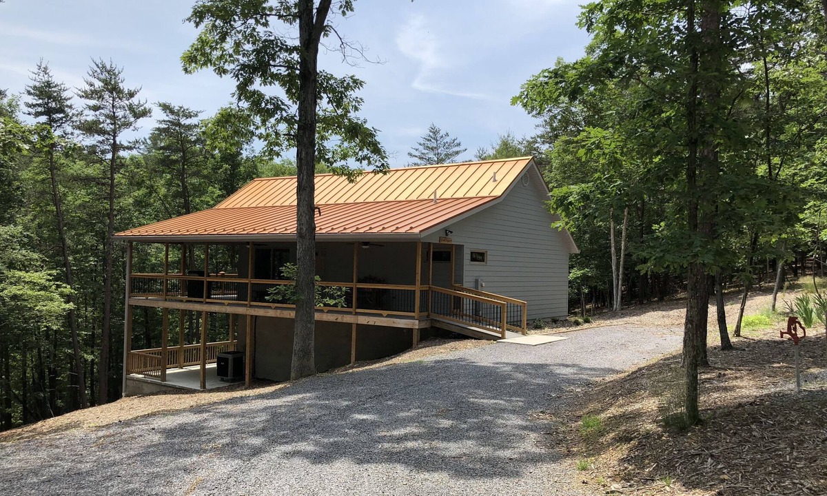 Berkeley Springs Cabin | Spectacular couples retreat, private wooded location, dog friendly, Fiber WiFi