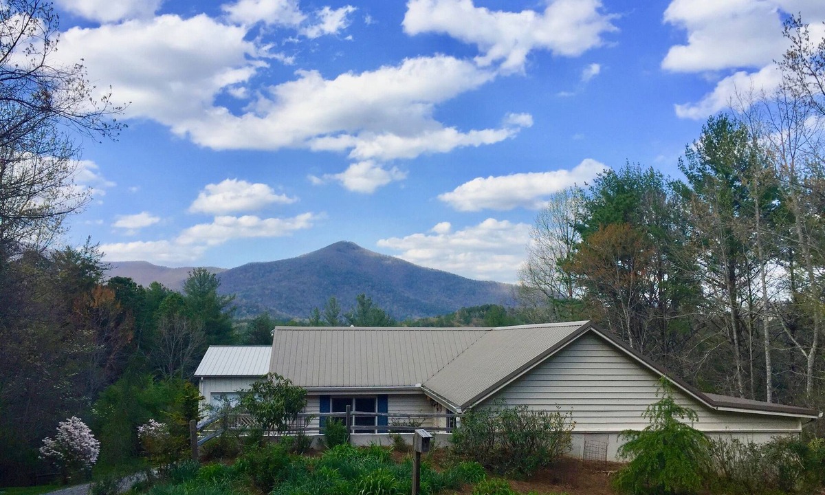 Sautee Nacoochee Cottage | Spectacular Mountain Views of Tray & Chimney Mountains