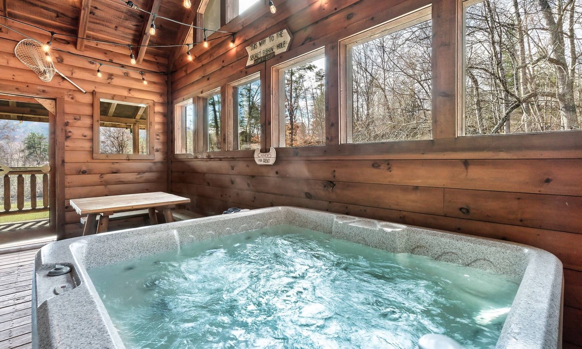 Wears Valley Cabin | SPECTACULAR MTN Views + HOT TUB/Pool Table/PVT Pond