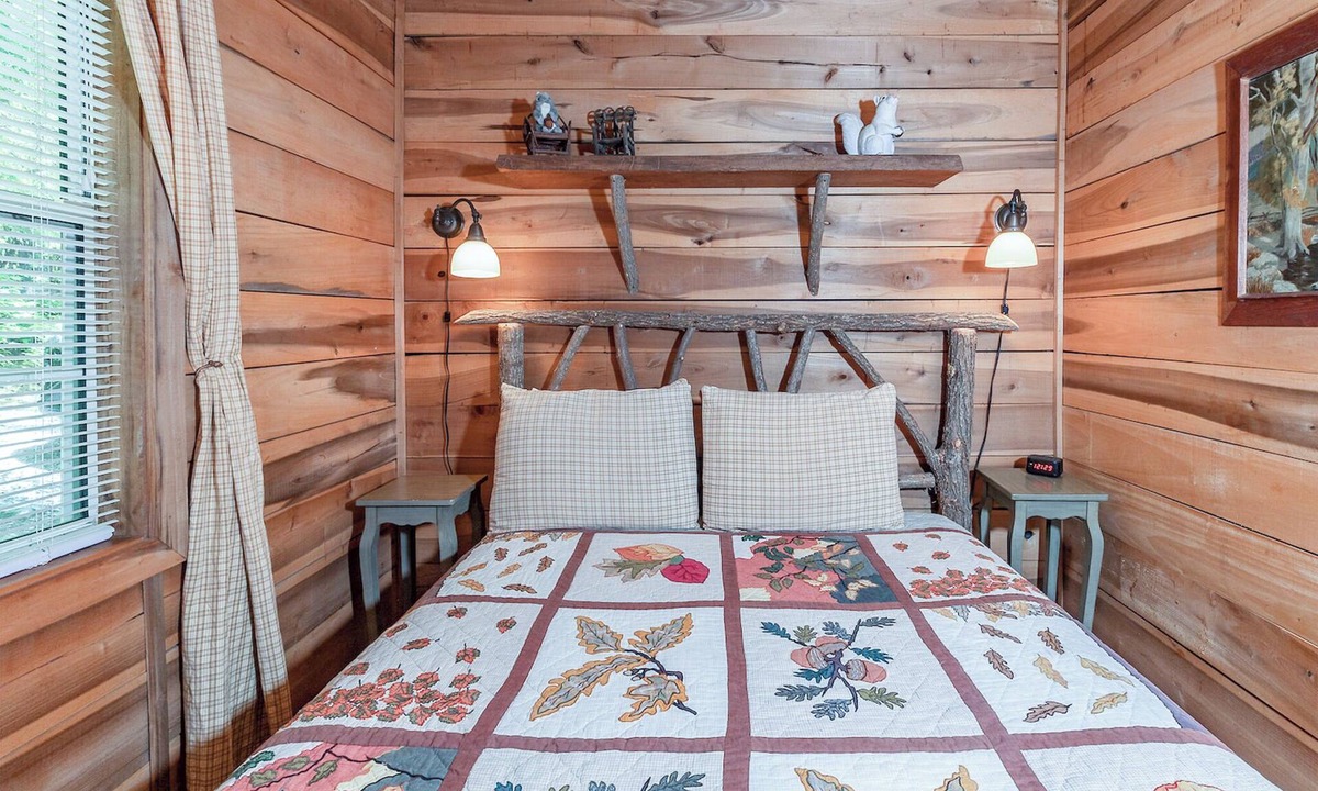Lake Toxaway Cabin | Squirrel's Nest - Cozy Cabin w/Pickleball and Tennis On Site