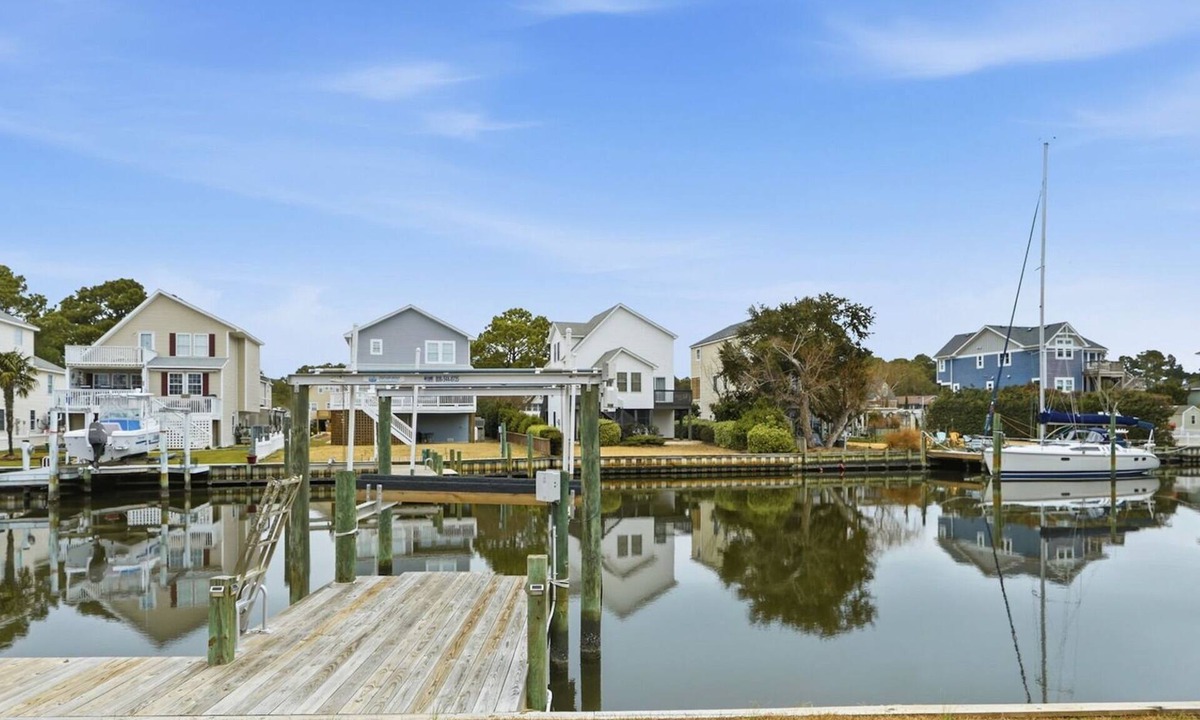 Colington Harbour House | Starfish Hideaway - Waterfront Getaway