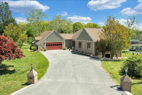Huddleston House | Stargaze - Lakefront with Private Dock