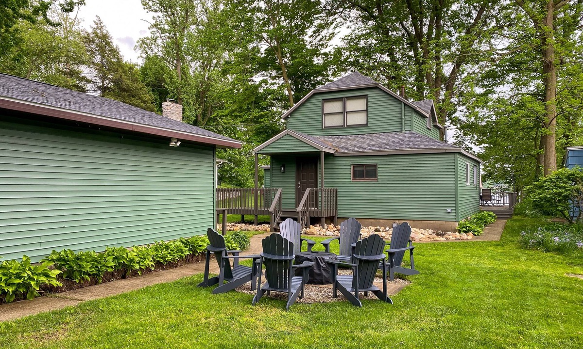 Paw Paw Lake House | Stay at Canopy Cabin, a Lakeview Retreat