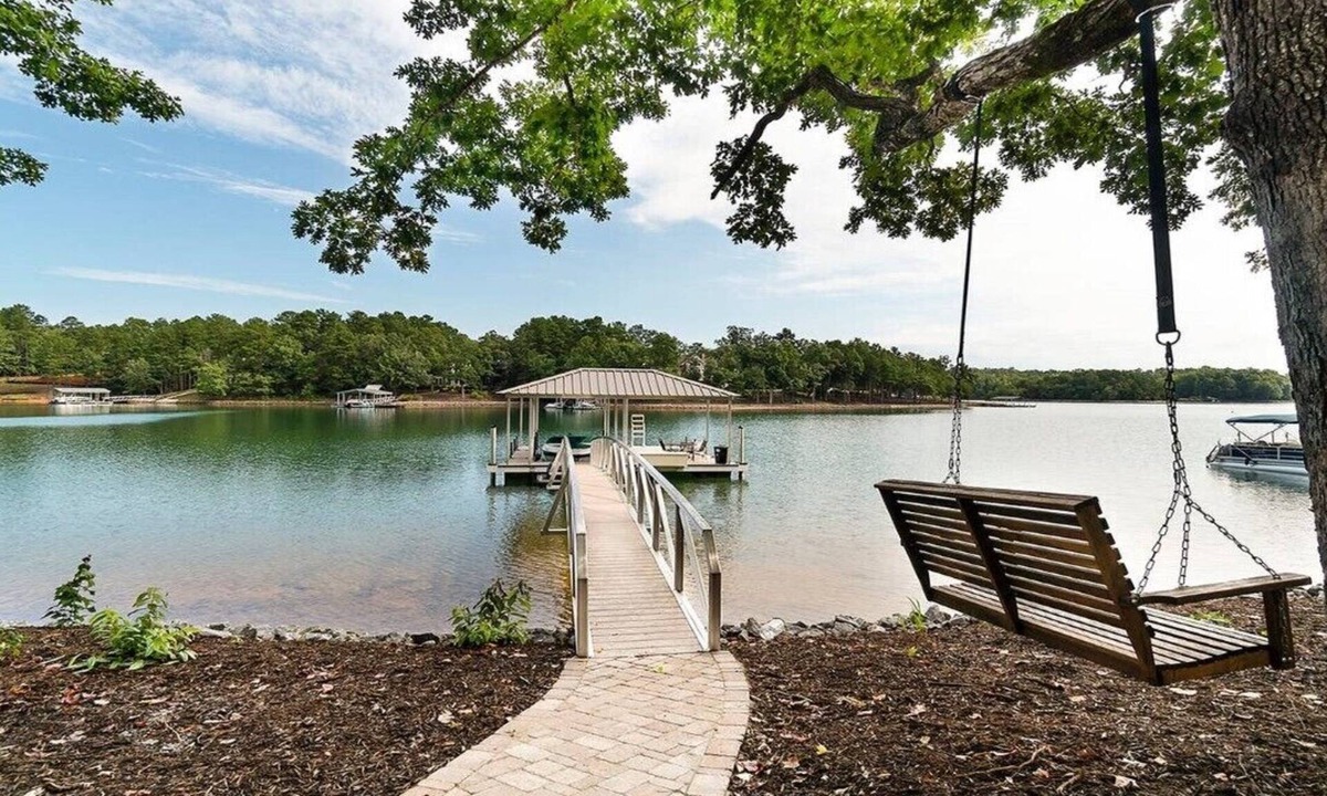 West Union House | Stay awhile and RELAX at Lake Keowee, Clemson and the mountains! The 5 Seasons