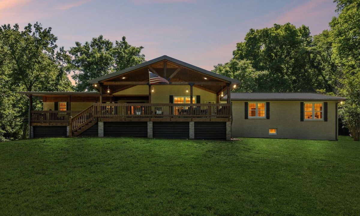 Hickman House | Stay Awhile Farm Retreat