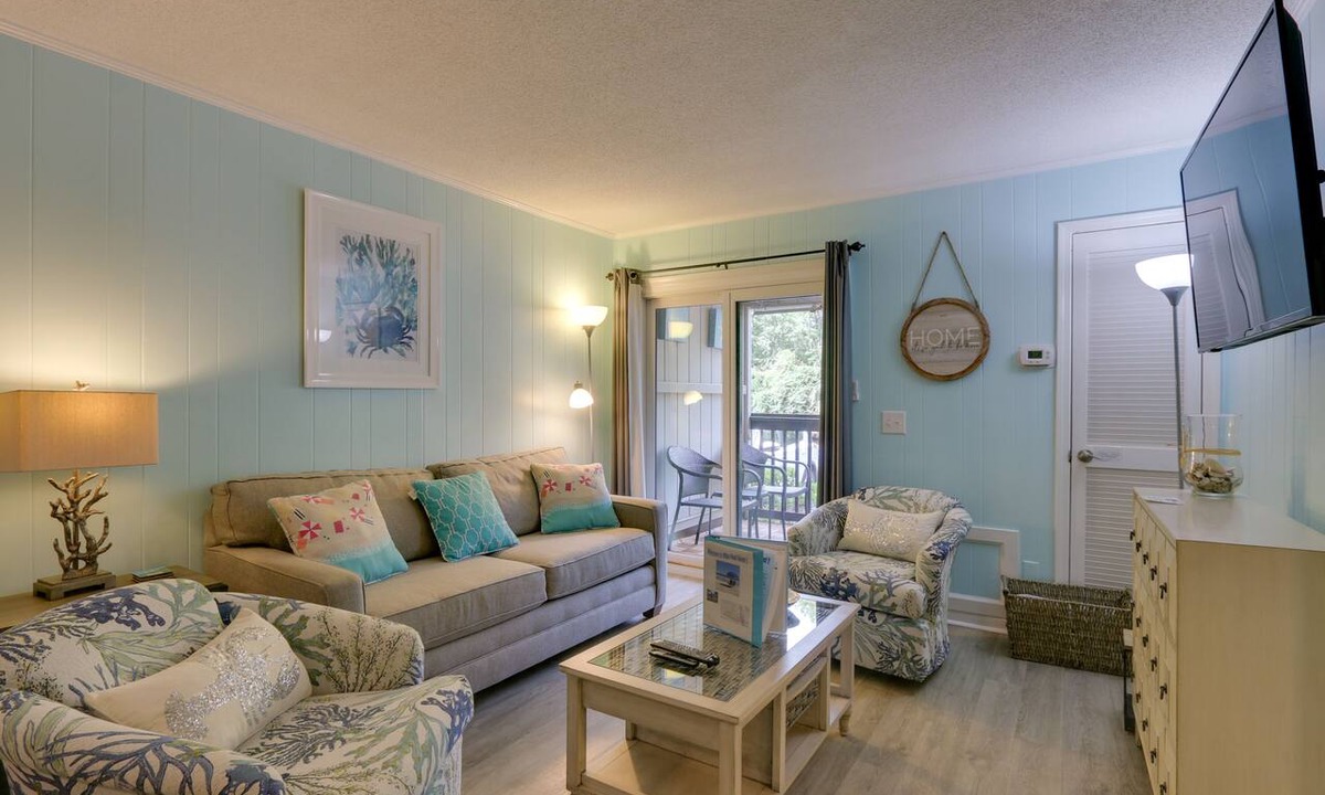 North Forest Beach Condo | Steps to Beach, Coligny Plaza: Hilton Head Condo!