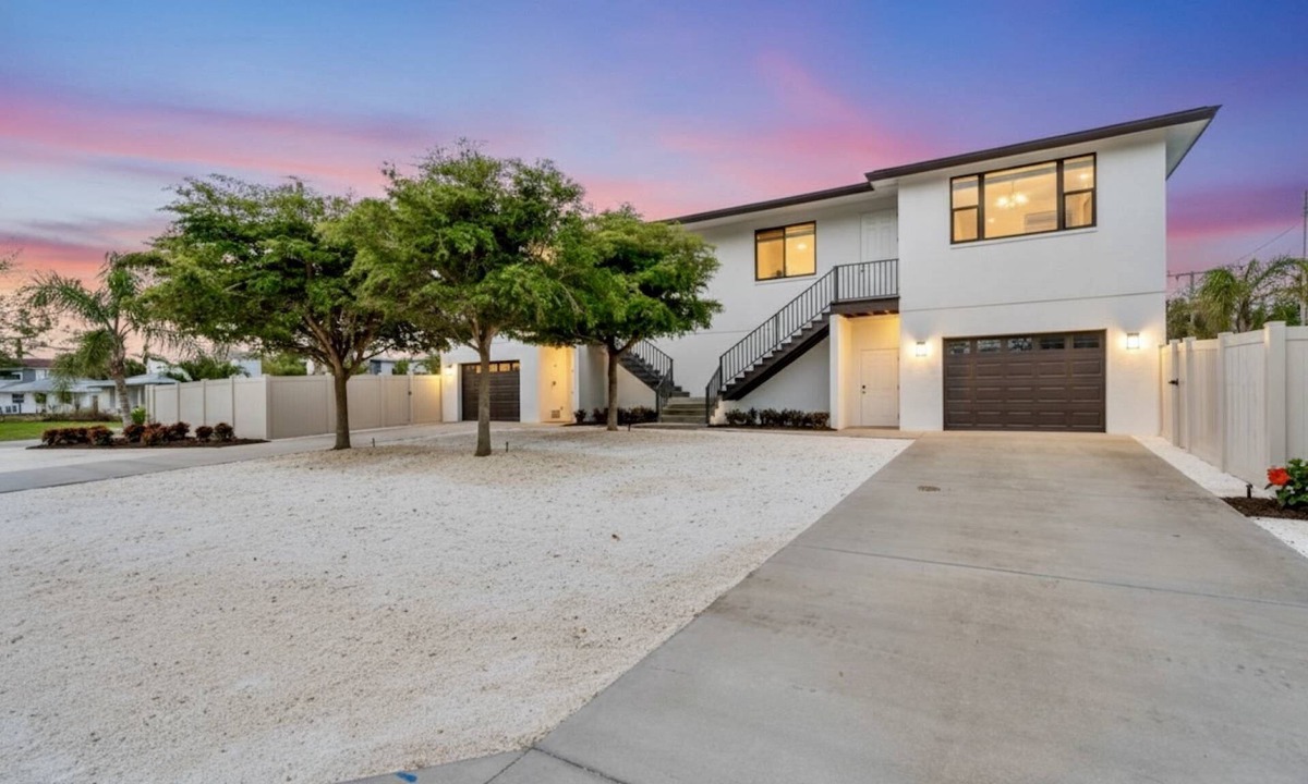 Sarasota House | Steps to Lido Beach & St. Armand’s | Stylish 2BR + Game Lounge w/TVs, Ping-Pong & More!