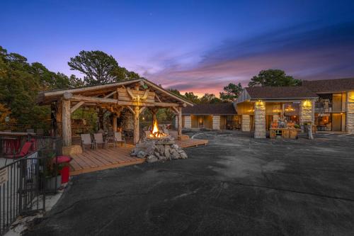 Eureka Springs Apartment | Stonegate Lodge 2 Queen Beds WIFI 50in Roku TV Salt Water Pool Room #105