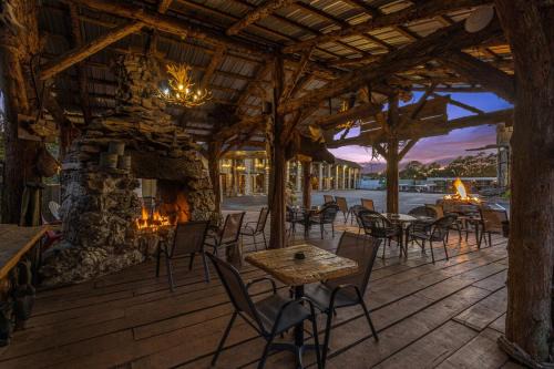 Eureka Springs Apartment | Stonegate Lodge King Bed Fast WiFi 50in Roku TV Salt Water Pool Room # 304