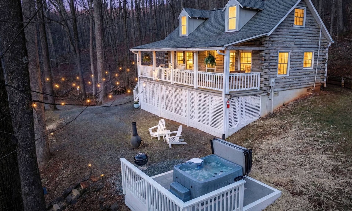 Cobham Cabin | Stonemont Farm Cabin with Hot Tub- in Keswick by Vineyards!