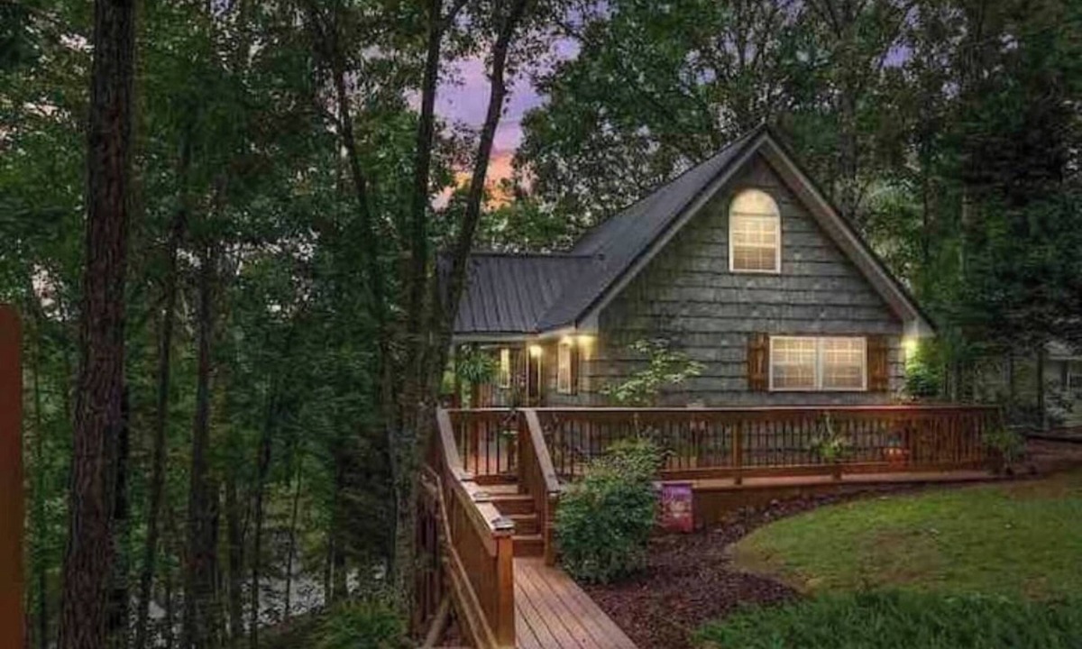 Sylacauga Cottage | Storybook Cottage on Lay Lake with Kayaks!