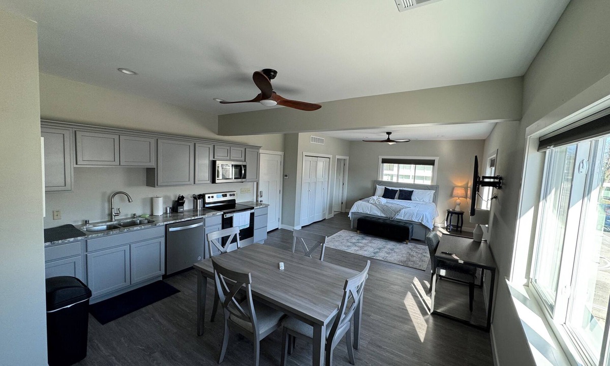 Milwaukee Apartment | Studio apt w/laundry + parking