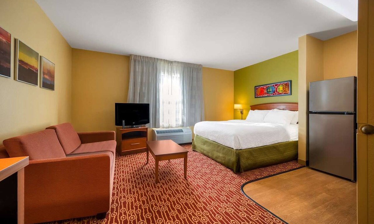 Novi Apartment | Studio Suite - Queen w/Kitchen & Living Space Near Top Detroit Dining Spots