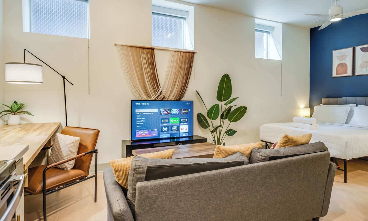 Downtown Louisville Apartment | Studio unit in the heart of Lou's medical complex!