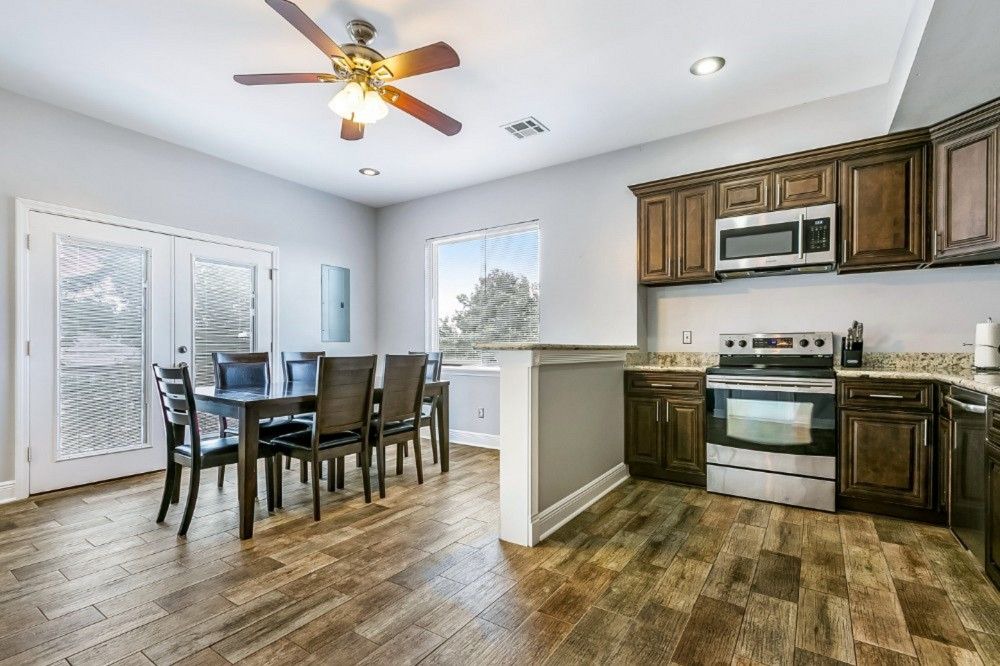 Navarre Apartment | Stunning 1BR/ 2BR/ 3BR next to City Park by Hosteeva