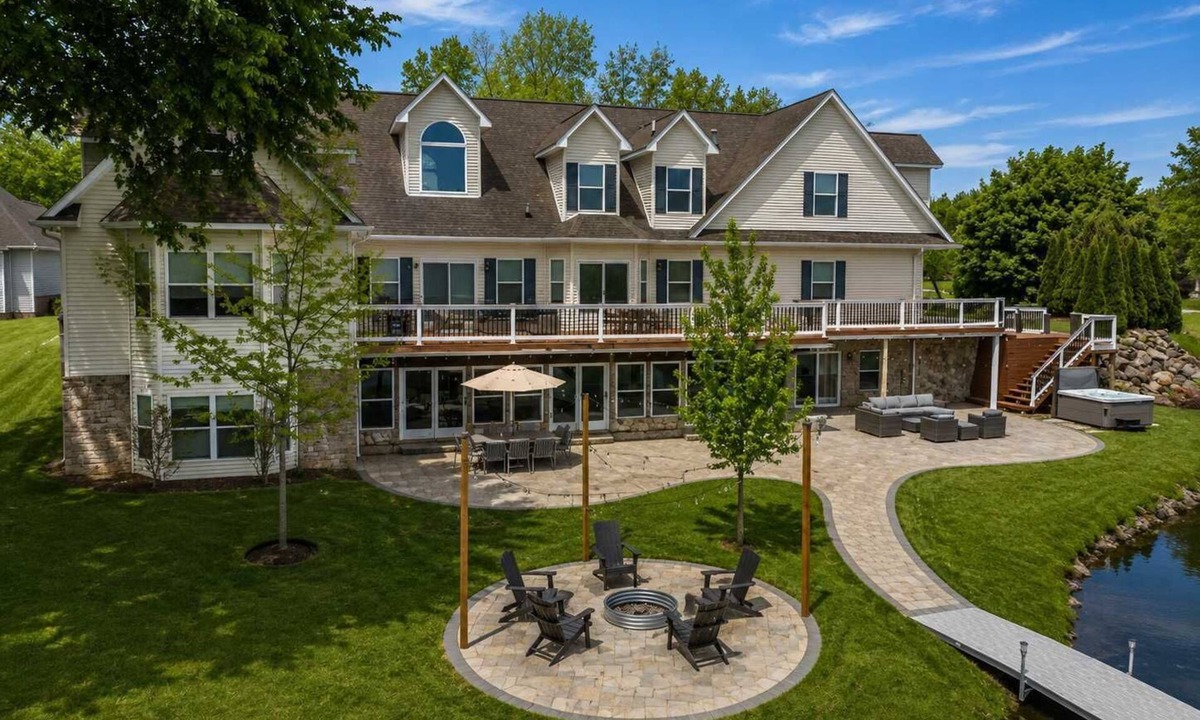 Clarkston House | Stunning 7,500sf Estate w/Gym, Hot Tub & More!