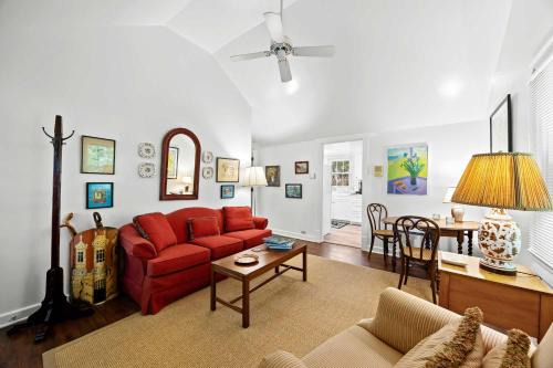Prospect Apartment | Stunning Cottage in Famous KY Garden -Sleeps 2
