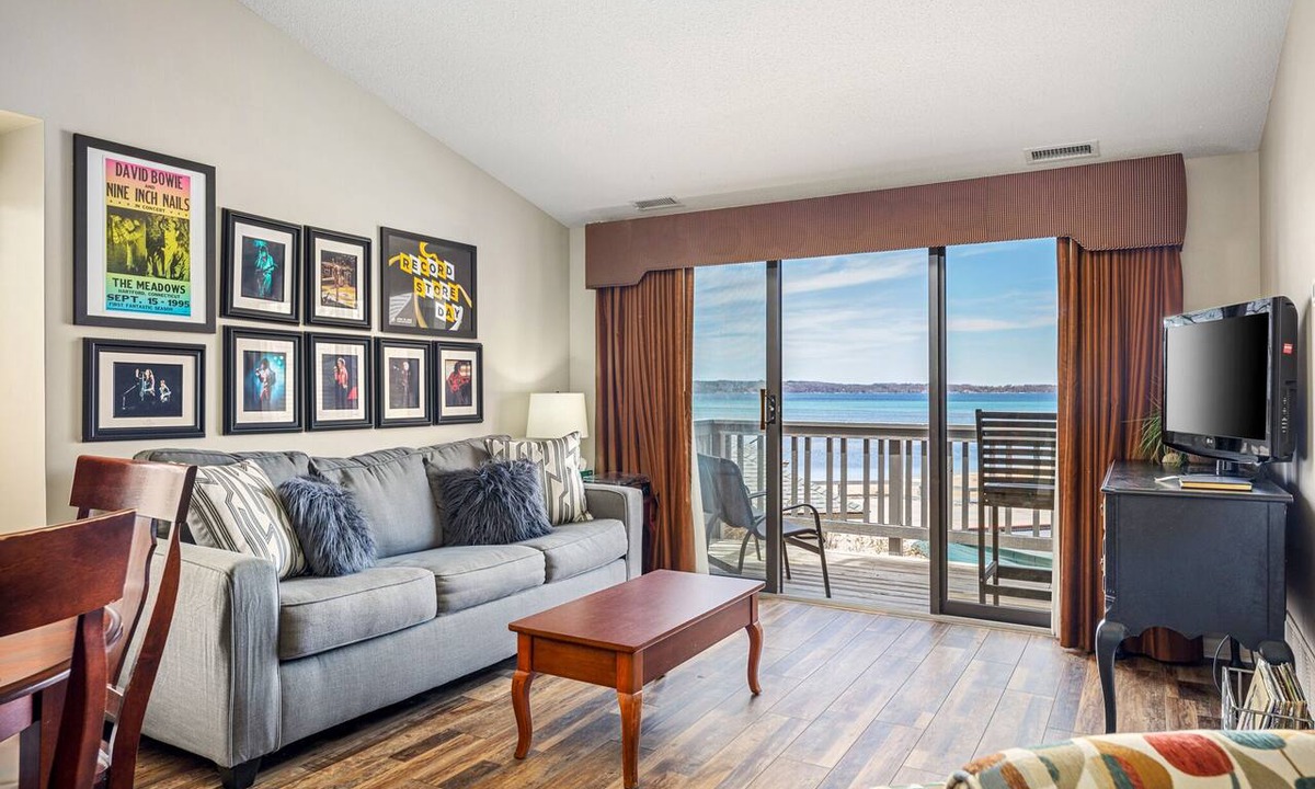 Acme Condo | 🏖️ Stunning Lake Views @ The Shores | Bayfront Deck, Private Beach Access + VIP Perks ➠ UNIT 5577