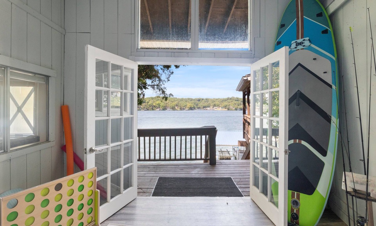 Rocky Mount House | Stunning Sunsets, Vibrant Bars and Restaurants at the Waterfront