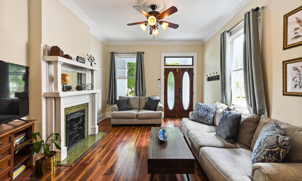 East Carrollton House | Stunning Uptown 3 bedroom work/vacation home