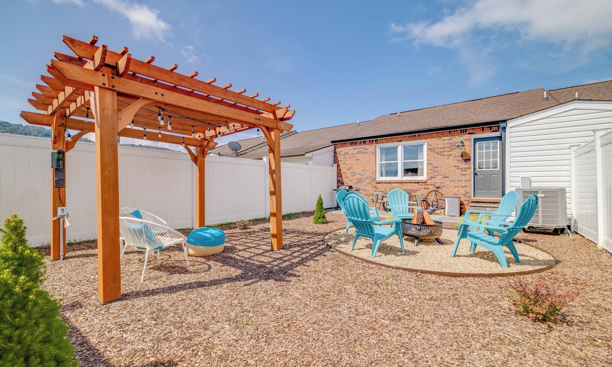Elizabethton Condo | STYLISH CONDO, sleeps 6, private fenced in back yard with pergola and fire pit.