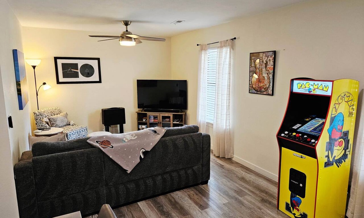 North Charleston House | Stylish Cottage - Pets & Arcade - Minutes to Airport