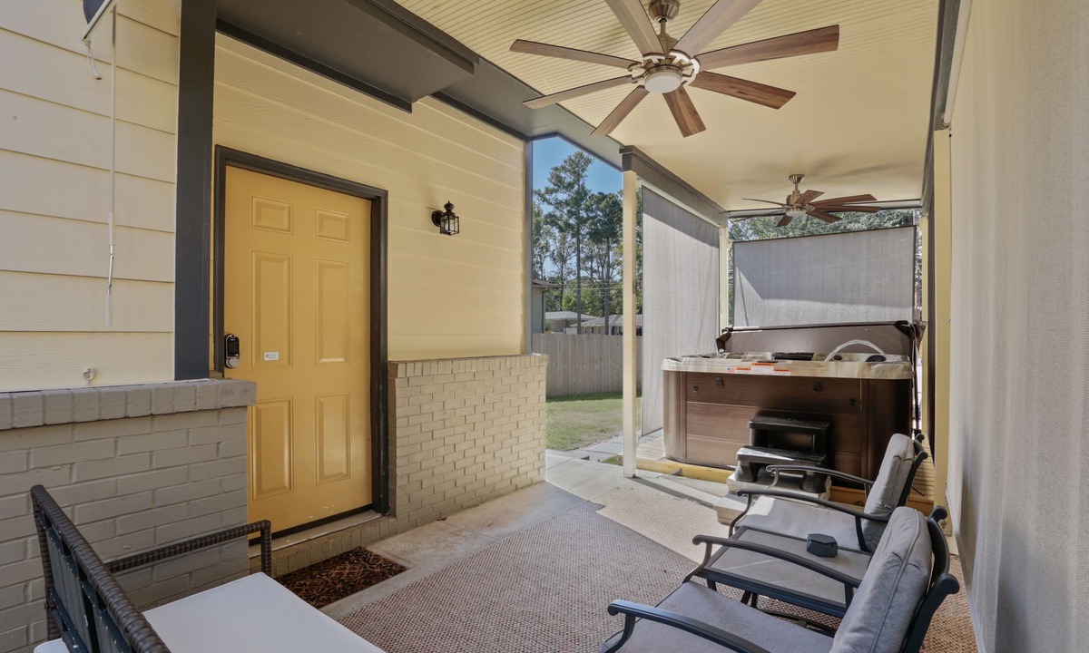 Atlanta Cottage | Stylish Cozy Tiny Home + Private Hot tub Covered Patio 10 min from downtown ATL