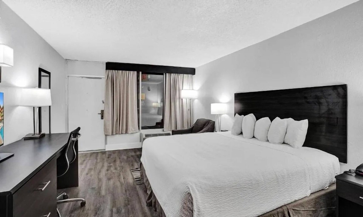 Downtown Hollywood Hotel | Stylish Florida Room Near Downtown Hollywood w/Pool and Free Breakfast