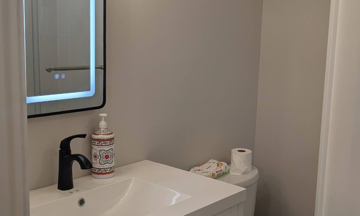 Stoney Creek Apartment | Stylish Private Studio in Quiet Neighborhood + Free Parking