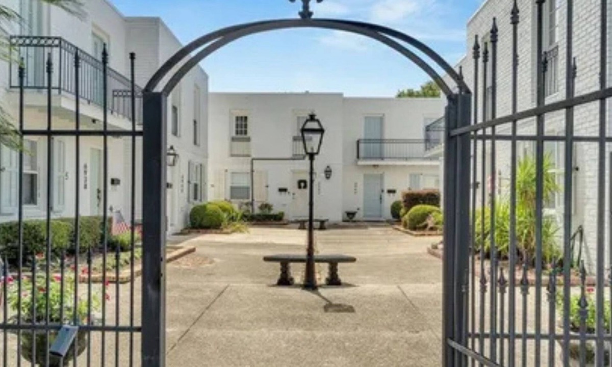 Lakeview House | Stylish Townhome with Swimming Pool in Safe, Central Location