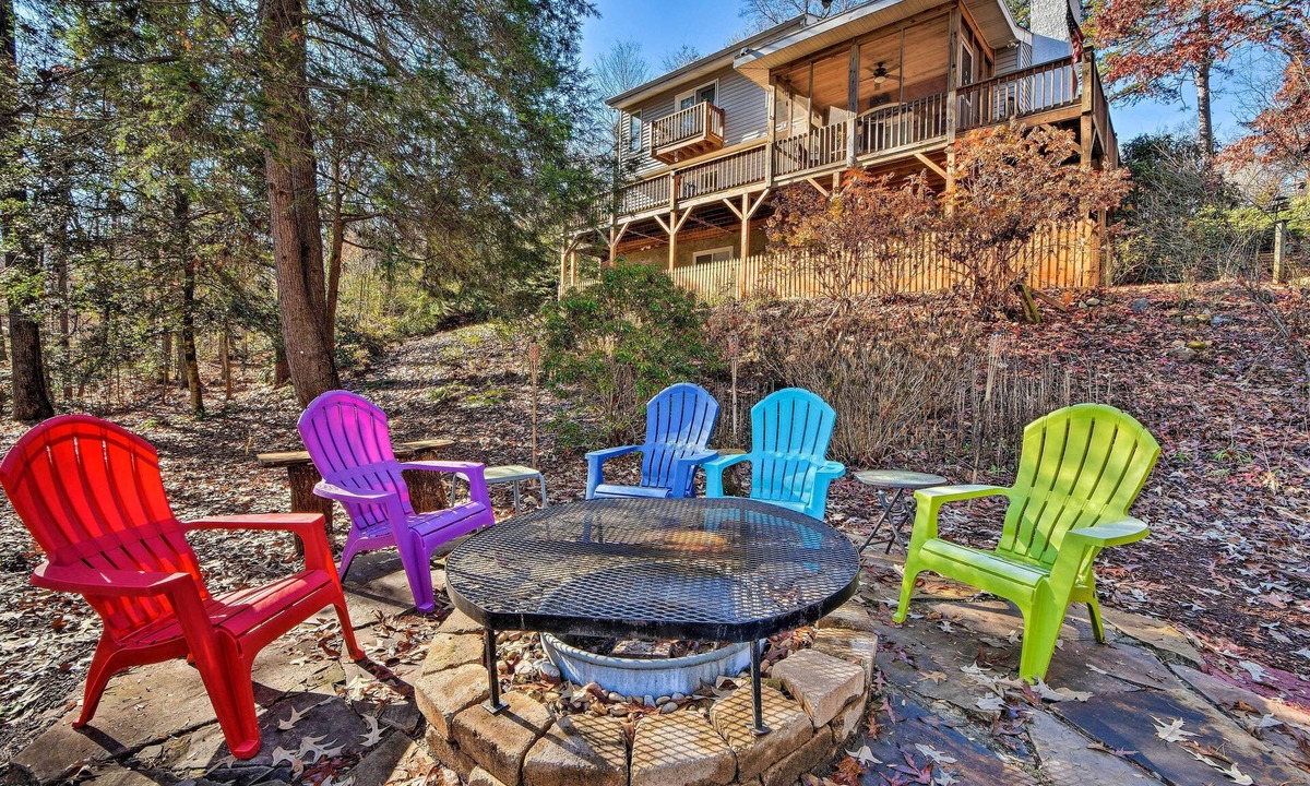 Chatuge Village House | Summer in the Smokies! Hayesville Bungalow w/Deck