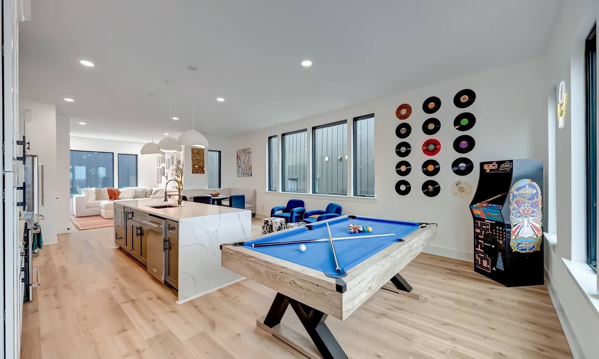 Hurwood Heights House | Summer rooftop decks, hot tubs, game rooms, sauna near Broadway & Geodis Park