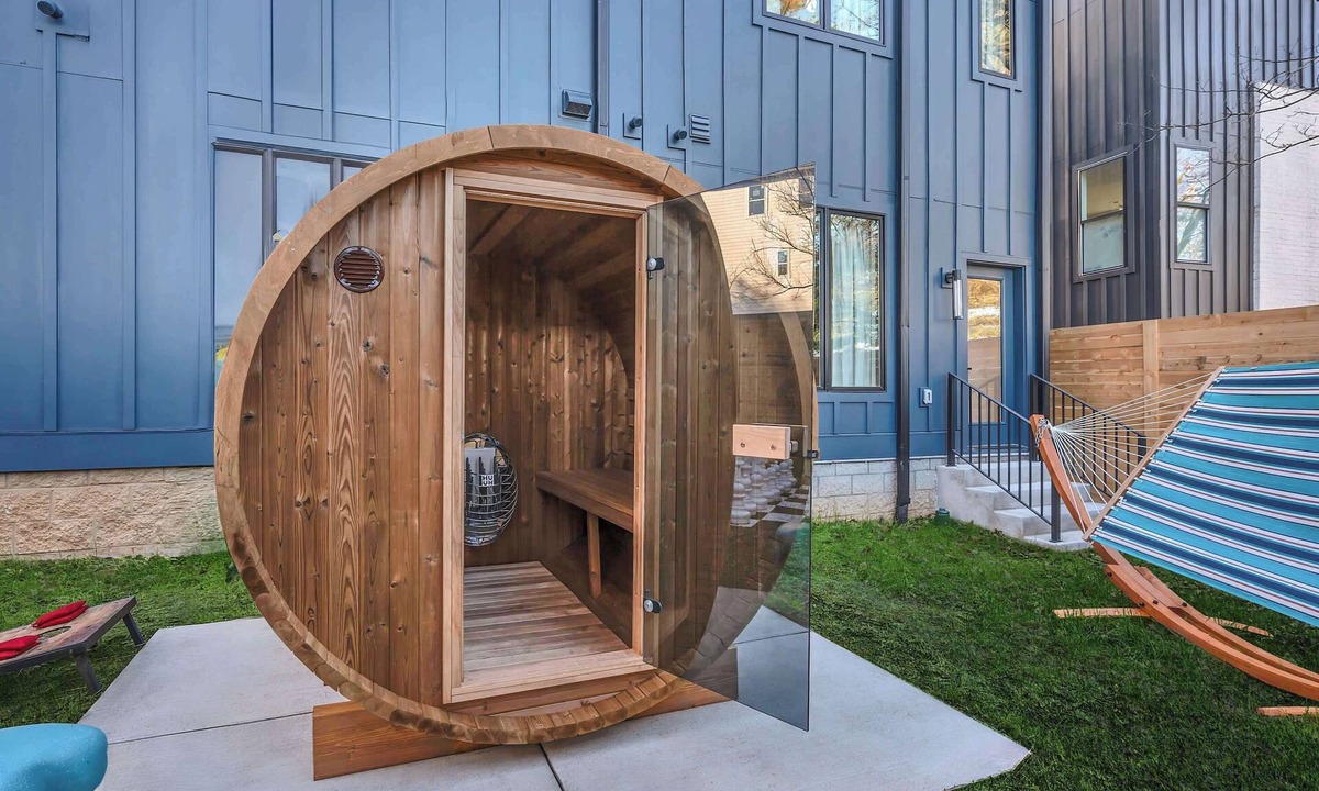 Hurwood Heights House | Summer rooftop hot tub, sauna, game room near Broadway