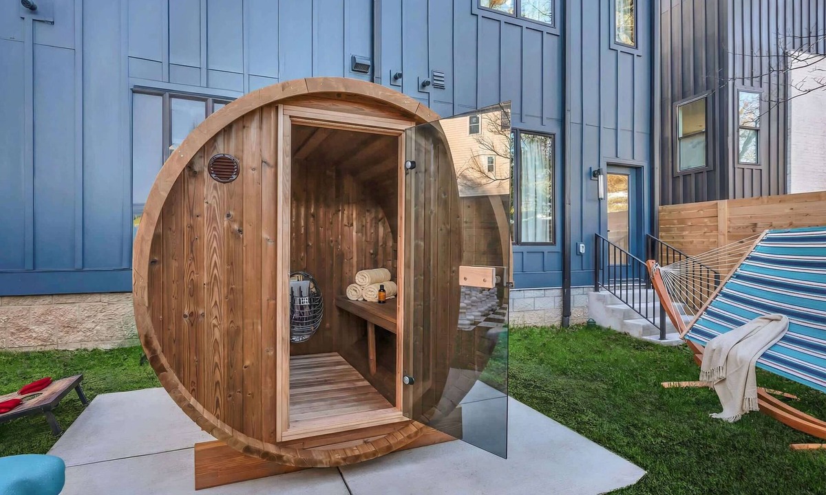 Hurwood Heights House | Summer rooftop hot tub, game room, sauna, near Broadway & Geodis Park