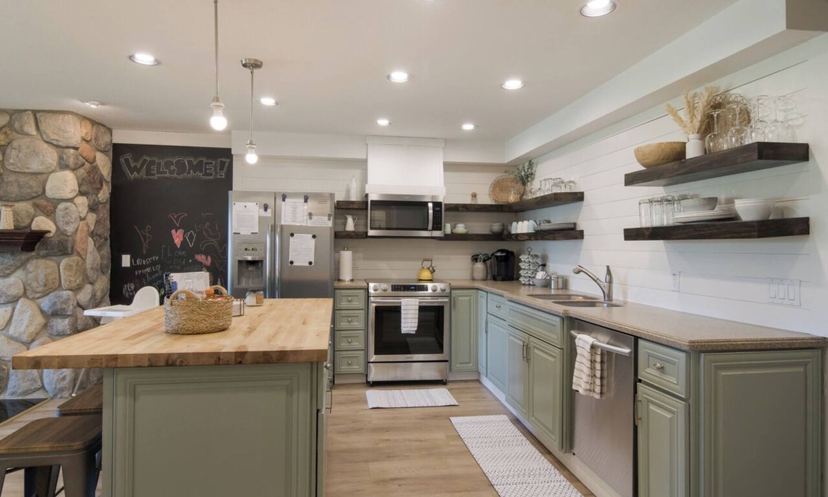 Bellaire Condo | Summit Village: Walk to Golf/Pools Beach Club Access