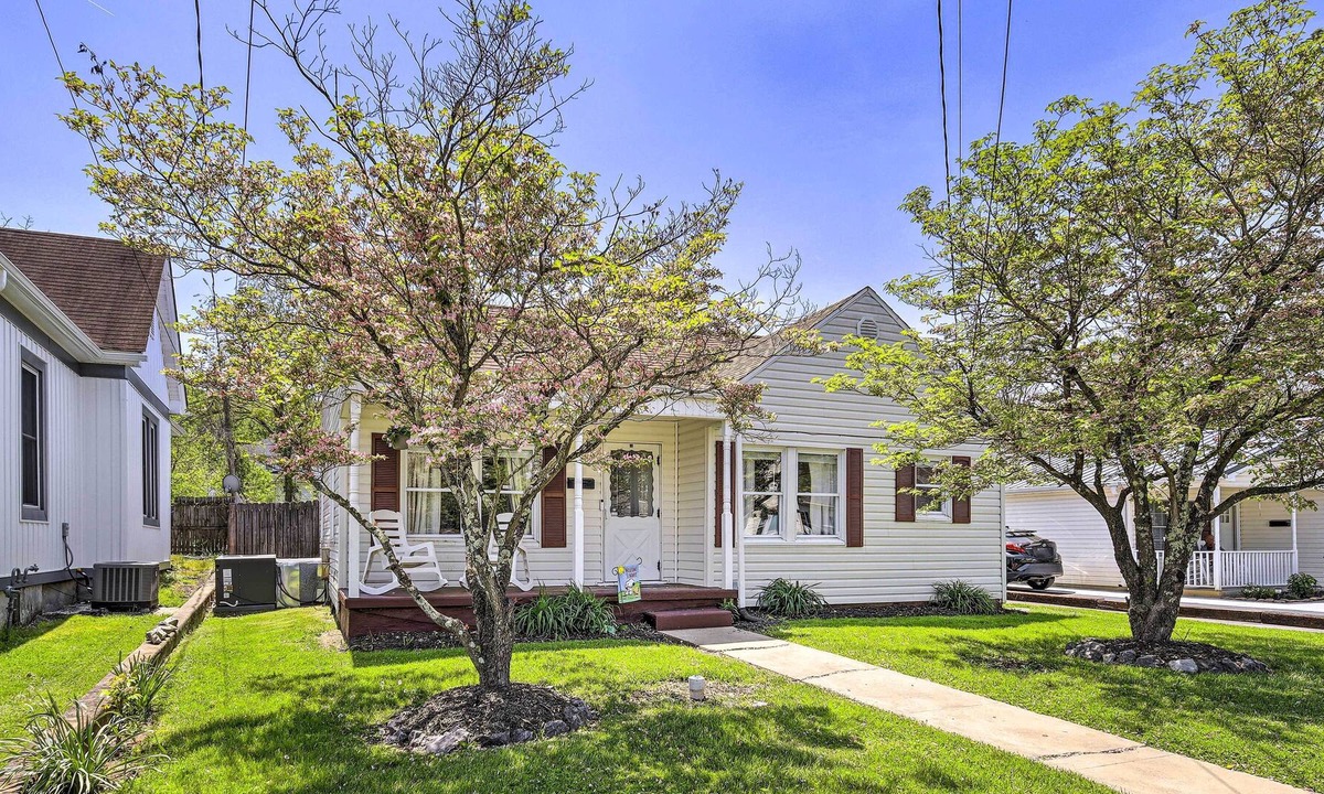 Bristol House | Sunny Bristol Home w/ Yard - Walk to Downtown
