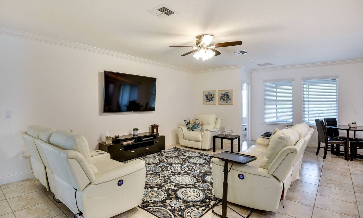 Palm Harbor House | Sunny Florida Home w/Lanai: 9 Mi to Beach!
