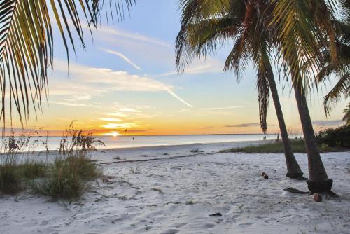 Mid Island House | Sunset Siesta by Sun Palace Vacations