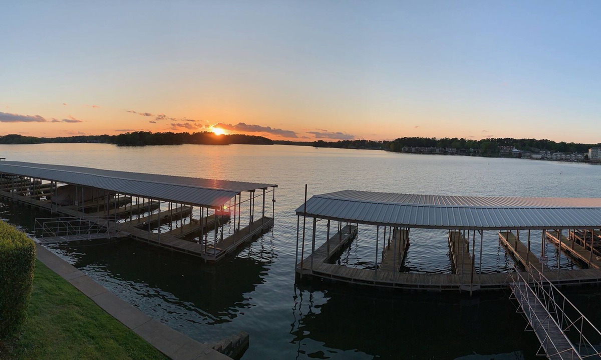 Hot Springs House | "Sunsets on Hamilton" Lakefront Condo!