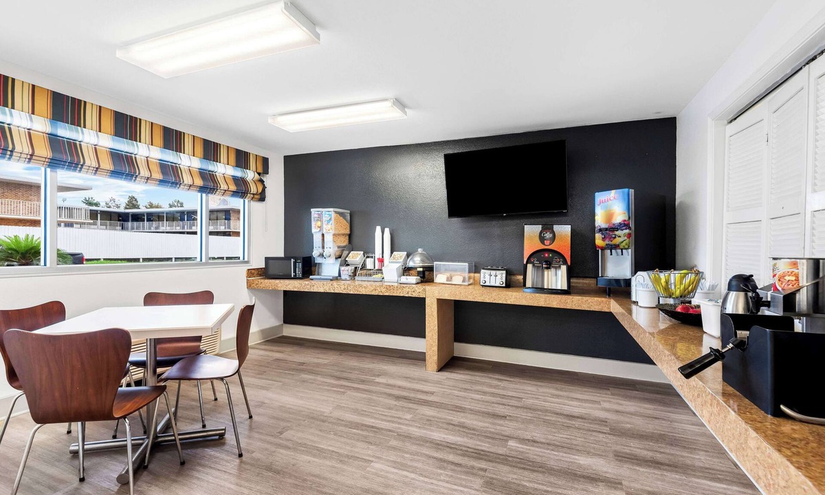 Baton Rouge Hotel | Super 8 by Wyndham Baton Rouge/I-10